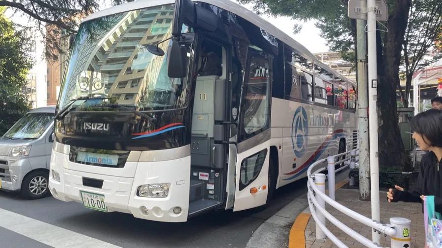 路上に停車した貸切バスを斜め前から見たところ
