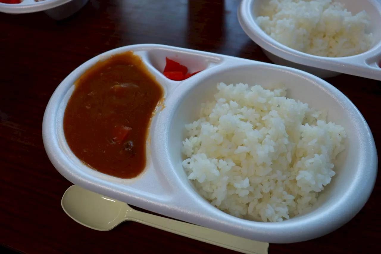発泡スチロールの器に盛られたカレーライス