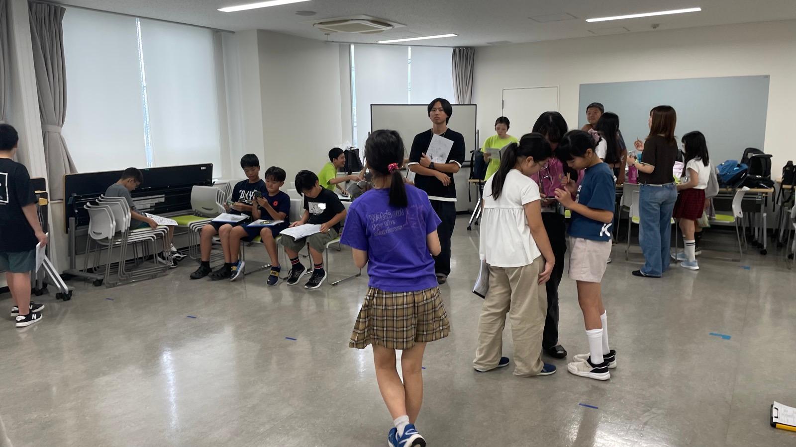 会議室のあちこちで、子どもたちが文集を開いて読んだり、互いにサインを書き合ったりしている