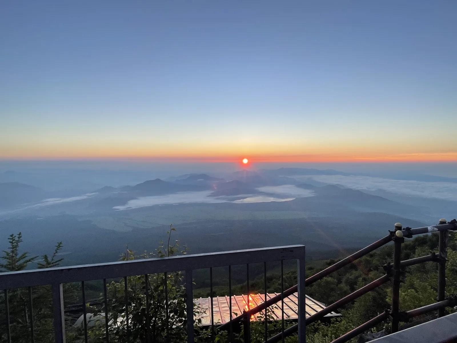 雲海の向こうから昇る朝日を七合目から望む