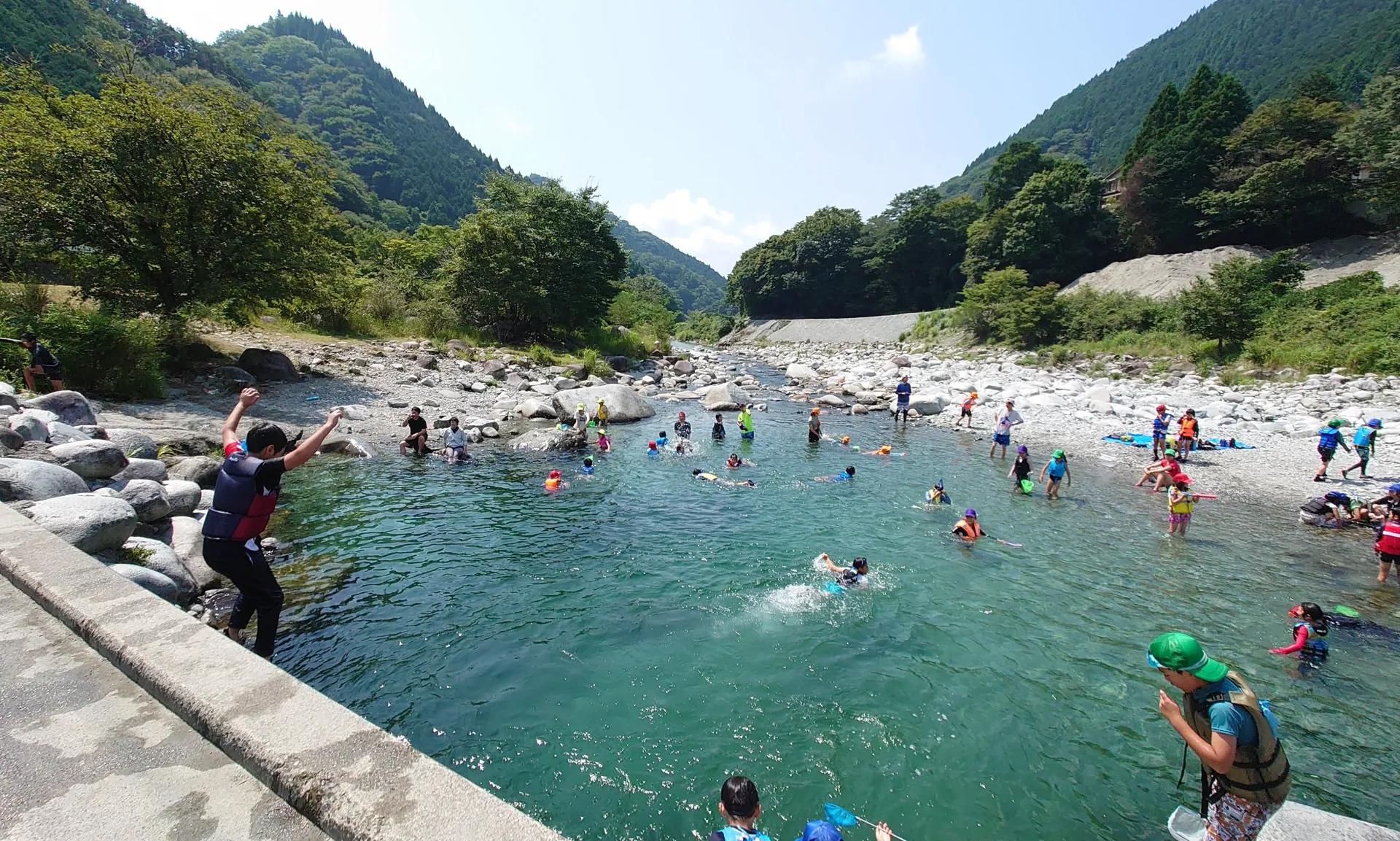川遊びをする子どもたち